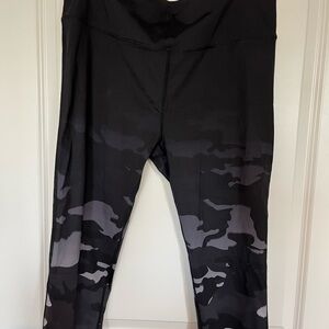 NWOT Cropped Mono B Black and Gray Camo Active Leggings